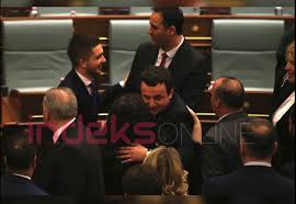 Albin kurti dhe vjosa osmani do të paraqiten sonte bashkë në ekran, te mediet të afërta me ta. Perqafimi I Dites Albin Kurti E Vjosa Osmani Shtrengohen Pas Votimit Te Qeverise Tvkamenica Com