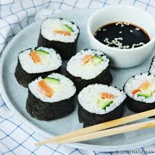 Maki Sushi Met Gerookte Zalm Spitskool En Wasabi Studiokook