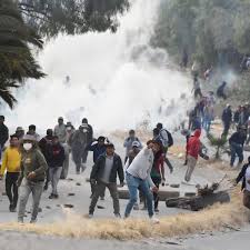 Policía dispersa a manifestantes en protesta contra el presidente que reaviva el malestar en Bolivia