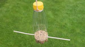 Am besten keine motive, da die flasche aufgeschnitten wird und man die motive dann nicht mehr sieht. Futterstation Aus Einer Plastikflasche Basteln By Kikisweb De