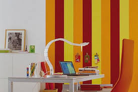 Dadurch wird der raum entweder größer oder kleiner wirken je nach dem gewählten farbton. Streifen An Der Wand In Orange Rot Und Gelb Bild 12 Living At Home