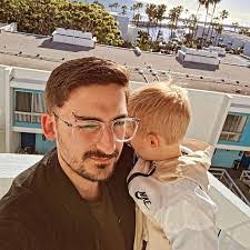 Eric Cascio's Instagram, Twitter & Facebook