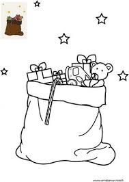 Un dessin du père noël qui porte se hotte pleine de cadeaux, prêt à partir en tournée de distribution de cadeaux. Coloriage De Noel La Hotte Du Pere Noel Remplie De Cadeaux A Imprimer Gratuitement Pour Les Enfant