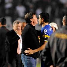 Actualmente dirige a independiente de la liga profesional. Riquelme Falcioni Y Que Paso En La Previa De La Final 2012