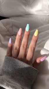 It may look to you like it's something very difficult to do it yourself, but you will be surprised of how easy it is. Pinterest Jjuliakimm Unhas Coloridas Unhas Compridas Unhas Multicoloridas