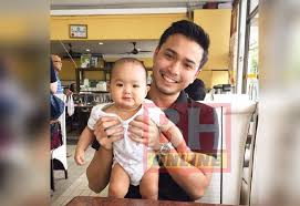 Ayah dan ibunda elfira hanya memperbolehkan seorang pria datang dengan niat bertaaruf dengan putrinya. Elfira Pilih Pengurus Besar Sebagai Bakal Suami