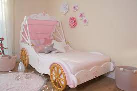 In einem kleinen kinderzimmer sind hochbetten eine gute wahl, da du den platz unter der liegefläche als stellfläche für möbel und. Prinzessin Bett Kutsche Oli Niki
