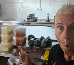 🤣 SNOOZE YOU LOSE 🤣 ***** Sunday lunch prep underway! We are FULLY booked  so no more room at the Inn. Have a great day all 😀👏