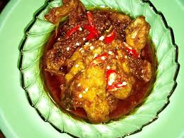 Bersihkan ayam,potong sesuai selera.lumiri dengan perasan jeruk nipis,diamkan beberapa saat,bilas.goreng ayam sebentar saja hingga berubah warna.agar ayam cepat empuk dan. Ayam Kecap Pedas By Zenitha Yangbaru Langsungenak Com