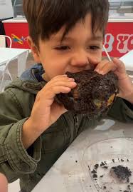 Hit LIKE so Aaron wins this challenge. Donuts, but make it EXTRA. 🍩✨ Think  warm, fluffy donuts smashed with creamy ice cream for the ultimate dessert  experience. #Yonutz #SmashedDonuts #VegasEats ...