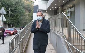 蘋果日報和壹傳媒兩高層保釋被拒 8月再提訊 香港警方拘捕5名壹傳媒集團高層後，19日壹傳媒行政總裁張劍虹及《蘋果日報》總編輯羅偉光案件提堂， 兩人申請保釋遭拒，8月再提訊。 同案的《蘋果日報》副社長陳沛敏、壹傳媒營運總裁周達權和「蘋. æ¸¯åŒºå›½å®‰æ³• æ¶‰å«Œè¯ˆéª—å¼ å‰'è™¹åŠé»Žä¸¤å„¿å­ç»­ä¿æ˜Žå¹´3æœˆå†æŠ¥åˆ° We Are United