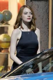 Mia (emma stone), having given up her repeated stabs at show business, gets lured back to los angeles for one last audition. Emma Stone On The Set Of La La Land September 2015 Emma Stone Style Emma Stone Emma