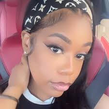 I met a huge influencer like over 2m followers at an event who seems so  personable online. I walked around the room introducing myself. I got to  her and she was so