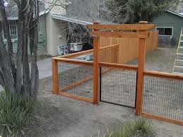 Pin By Miyoshi Brame On G A R D E N Backyard Fences Wire And Wood Fence Chicken Wire Fence
