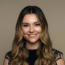 Melanie Arthur's Instagram, Twitter & Facebook