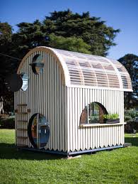 Das Doherty Design Studio Gestaltet Ein Modernes Kinderspielhaus Fur Eine Charity Au Kinder Spielhaus Garten Kinderspielhaus Garten Kinderspielhaus Garten Holz