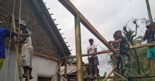 Lumajang Pendim 0821 Danramil 0821 17 Pasrujambe Kapten Czi I Kutut Sudiarta Mengatakan Bahwa Pasca Terjadinya Angin Puting Bel Beliung Cuaca Ekstrim Pedesaan