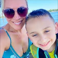 Lora Pace's Instagram, Twitter & Facebook