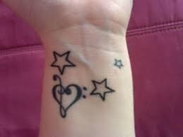 Heart And Star Tattoo On Wrist Tattoo Ideen Tattoo Designs Tatowierungen