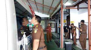 Kunjungan kerja virtual jaksa agung ri , burhanuddin beserta jajaran dalam rangka evaluasi kinerja kepada seluruh kejaksaan tinggi, kejaksaan negeri, cabang kejaksaan negeri di seluruh indonesia (08/02/2021). Pegawai Kejari Sanggau Dan Cabjari Entikong Ikuti Swab Suaraindo Id