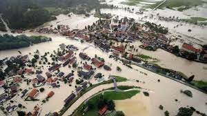 Am mittag gibt es eine mischung aus sonne und wolken und die temperatur erreicht 25°c. August Hochwasser 2005 Wieder Die Sintflut Br24 Br De