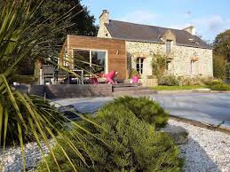 Cette Extension De Maison En Bois Sur Longere Bretonne Est Situee A Saint Ave La Terrasse Est En Bois Maison Bois Extension Maison Agrandissement Maison Bois