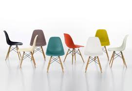The eames molded plastic chairs are versatile too, working as dining chairs, desk chairs, or even just a simple accent chair. Eames Plastic Side Chair Dsr Von Vitra Stylepark