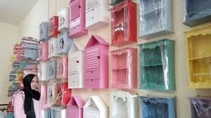 Tipografi menjadi pilihan hiasan dinding yang terbilang murah, tetapi mampu hasilkan kualitas tampilan yang unik, keren, dan nyeni. Rak Gantung Unik Untuk Dekorasi Dinding Bergaya Shabby Chic Di Rumah Shabby Tribun Pontianak