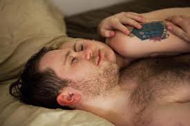 Englisch polyamory) bezeichnet eine form des liebeslebens, bei der eine person mehrere partner liebt und zu jedem einzelnen eine liebesbeziehung pflegt. Polyamorie Diese Paare Lieben Einander Und Noch Viele Andere Stern De