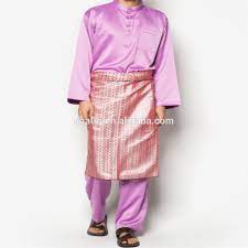 Bahan ini jelas sering digunakan untuk desain baju kondangan lantaran dapat memberikan kesan elegan dan berkelas. Baju Melayu Lelaki Online Gambar Malaysia Dan Muslim Baju Tradisional Malaysia Dengan Kain Satin 100 Buy Baju Melayu Askar 100 Kain Satin Baju Melayu Desain Baju Melayu Product On Alibaba Com