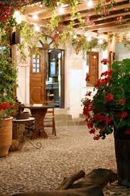 Ideas De Decoracion Para Organizar Una Boda Inspirada En Grecia Decoracion Del Lugar De Celebracion Con Flores Y Luces Mamma Mia Wedding Mamma Mia Greek Decor