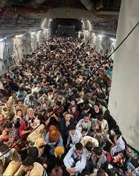 Hundreds of people run alongside a u.s. Solaa6wh9ec7qm