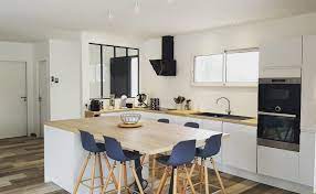 On aime le mixe des teintes noires et blanches et la ligne simple et épurée qui ajoute de l'élégance à il offre des placards de rangement en bois qui contrastent joliment avec le plan de travail en métal. Epingle Sur Cuisine Blanche Et Bois