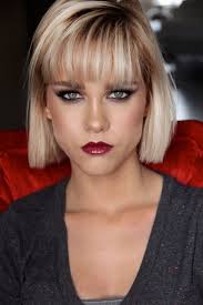 bob frisuren kurz trandige haarfrisuren für damen blonde kurze haare miz  geradem pony smokey eyes
