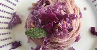 Cavolo rosso, aglio, olio extravergine d'oliva, sale, peperoncino, grana padano,pasta corta. Spaghetti Con Cavolo Cappuccio Viola E Noci Ricetta Veloce