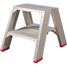 Gammel solid trappestige, gammel solid trappe i træ, fra 1954, tror det er noget hårdt træ, 50 cm bred og 250 cm høj. Ao Dk