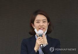 오늘 자신의 선거법 위반 1심 선고공판이 끝난 뒤엔 영상을 찍는 취재기자의 휴대전화를 거칠게 뺏고 영상을 지우라고 강요하기도 했습니다. ê³ ë¯¼ì • í›„ê¶ ë°œì–¸ ì¡°ìˆ˜ì§„ ëª¨ìš•ì£„ ê³ ì†Œ ê³µì‹ ì‚¬ê³¼í•˜ë¼ í•œê²½ë‹·ì»´