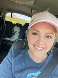 Seriously, what highlighter are these girls wearing? 🙌🏼Teodora Jelenic  perfects that bronzed glow in her series "Marks in the Sand". Check out her  page for more! #Procreate https://www.instagram.com/tinycutiepie/?hl=en