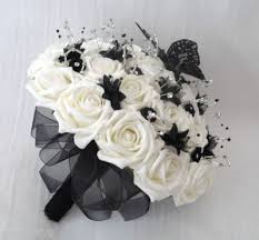 Black White And Silver Wedding Bouquets Wedding Flowers Posy Bouquet In Ivory Black Silver With Diam La Boda Perfecta Manteleria Para Fiestas Boda Gotica