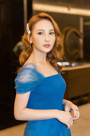 Diễn viên hoàng yến luôn cảm thấy hạnh phúc vì vị đại gia ngầm lúc nào cũng luôn bên cạnh cô. Cuá»™c Sá»'ng Ä'á»'i Láº­p Cá»§a Hai Ná»¯ Diá»…n Vien Chinh Phim Vá» Nha Ä'i Con