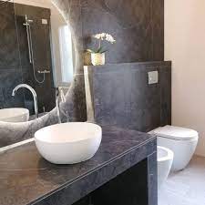In Questo Bagno Non Ci Sono Decori Particolari Ma Come Rivestimento E Stato Usato Un Gres Marmo Di Formato 120x120 Sorprende Vanity Bathroom Vanity Bathroom