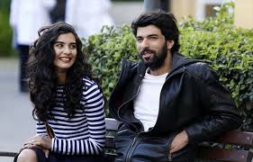 En son tuba büyüküstün sefirin kızı dizisinin final yapmasıyla birlikte soluğu bodrum'da alan tuba büyüküstün, ceket ve bot. Tuba Buyukustun Kimdir Tuba Buyukustun Un Rol Aldigi Dizi Ve Filmler Magazin Haberleri Ntv