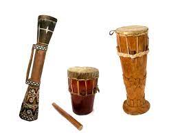 Cakalele adalah tarian perang tradisional maluku yang digunakan untuk menyambut tamu ataupun dalam perayaan adat. Alat Musik Tradisional Tifa Greatnesia