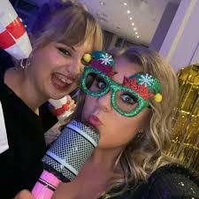 Shelly Boyle's Instagram, Twitter & Facebook