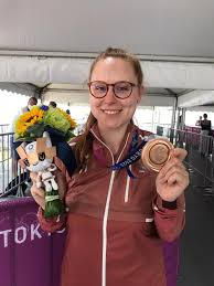 Triathlon (4) jolanda annen, nicola spirig, andrea salvisberg. Bronze Fur Nina Christen Schweizer Schiesssport Verband