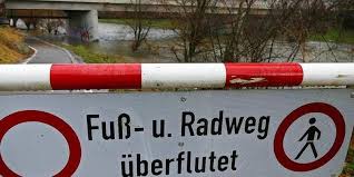 Rettungskräfte haben probleme, in die gemeinden zu gelangen. Bislang Ist Das Hochwasser In Der Wiese Bei Lorrach Noch Keine Gefahr Lorrach Badische Zeitung