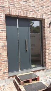 Porte Avec 1 Tierce Serie Reynaers Cs 86 Panneau A Recouvrement 2 Faces Modele Adeco Penda Ral 701 Porte Entree Aluminium Devanture Maison Menuiserie Aluminium