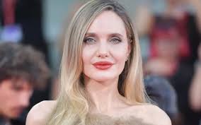 Angelina Jolie dừng kiện FBI về cuộc điều tra Brad Pitt bạo hành vợ con