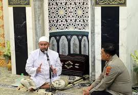Beliau adalah tokoh alim dan imam masjid assegaf yang berada di pasar kliwon kota moga habib syech abdul qodir assegaf brserta jama'ah ahbabul musthofa slalu dberi ksehatan n istiqomah dlam dakwahnya. Habib Syech Bin Abdul Qadir Assegaf Jangan Takut Bingung Ragu Fajar