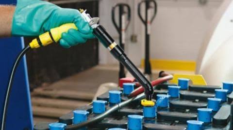 nhân viên kỹ thuật kiểm tra và bảo dưỡng bình điện xe nâng